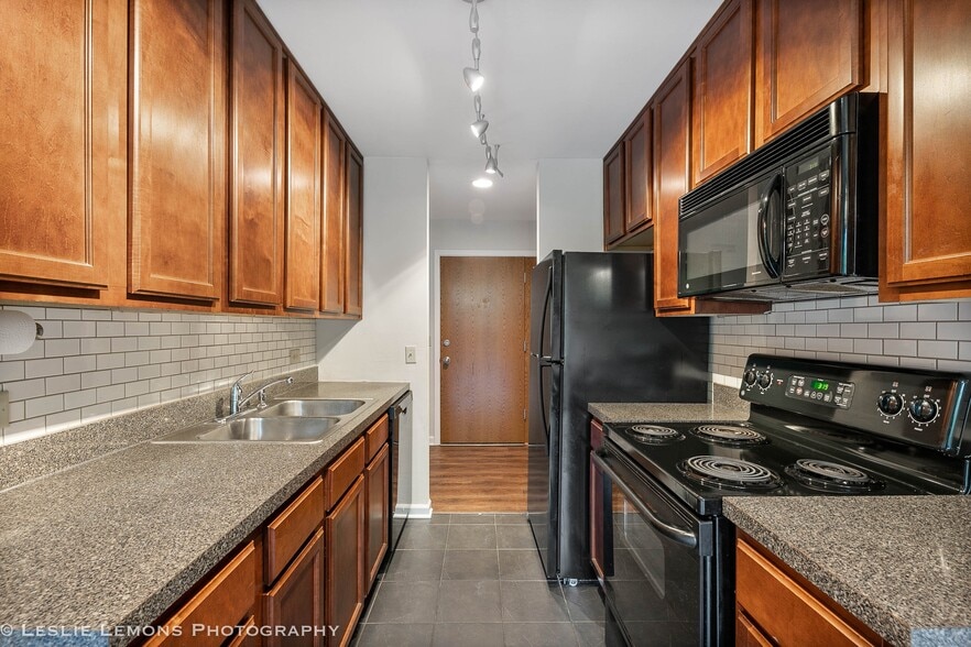 Kitchen - 5900 Oakwood Dr