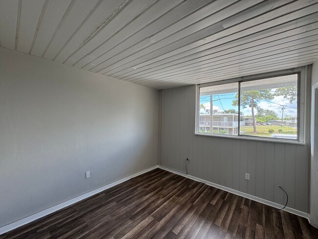 Building Photo - "Second Month of Rent FREE" Charming 2 Bed...