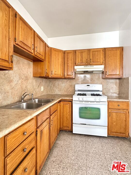 Building Photo - 121 N Swall Dr
