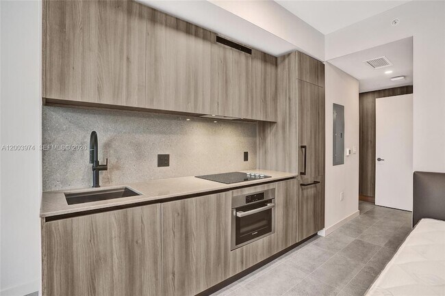 Building Photo - 121 NE 5th St