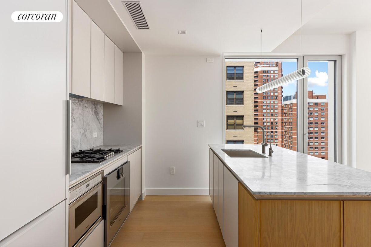 Building Photo - 250 E 25th St
