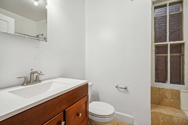 Building Photo - Available Now! 3 bedroom, 1.5 bathrooms hi...