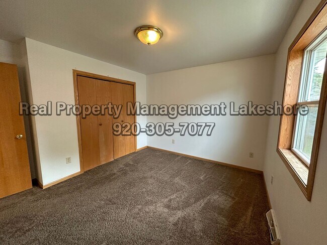 Building Photo - Spacious 5-Bedroom, 2-Bathroom House for Rent