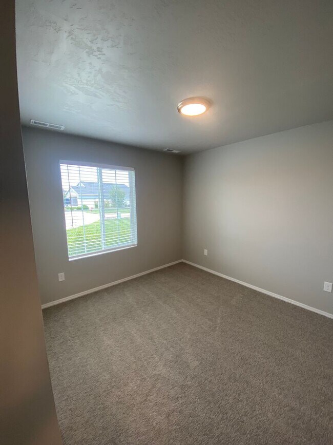 Building Photo - 3 bedroom, 2 bath home on a cul-de-sac