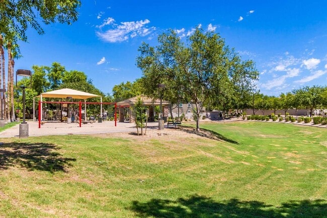 Building Photo - 1384 S Sabino Dr