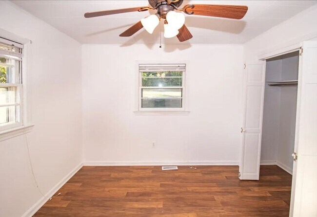 Building Photo - Spacious Home Bryson City limits