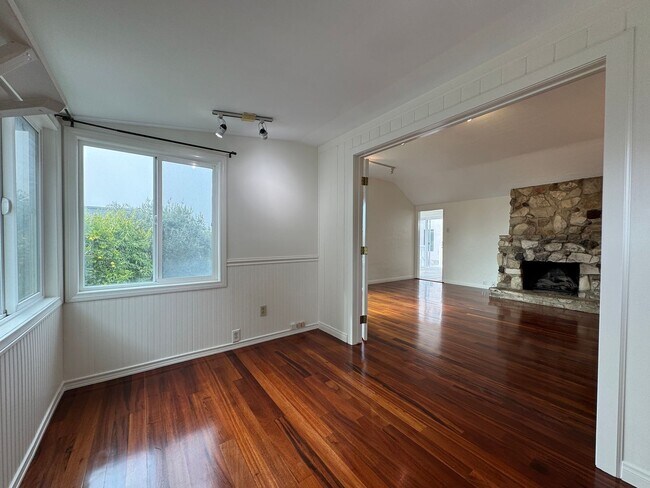 Building Photo - Stunning 2 Bedroom and 2 Bathroom Back House Available Now!
