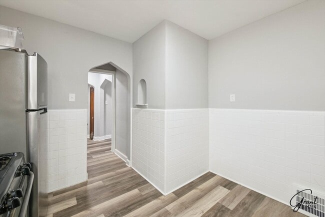 Building Photo - 3 bedroom bungalow $1500