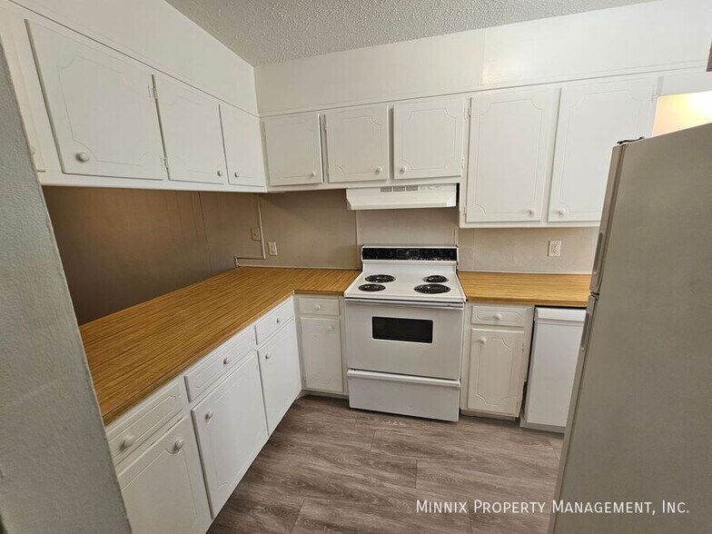 Building Photo - 1708 Yonkers-B