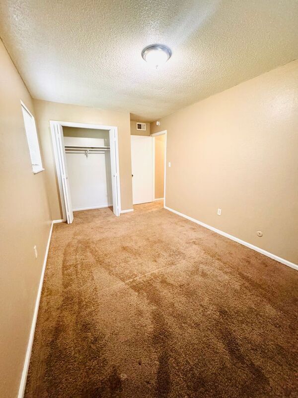 Building Photo - 1415 W Maple Ave