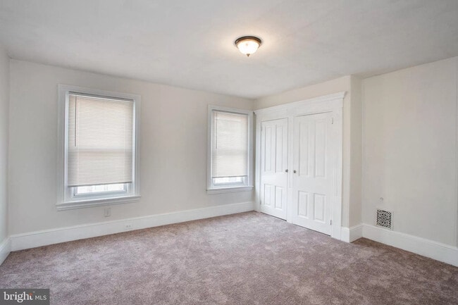 Building Photo - 5 Bedroms 1&1/2 Bathroom