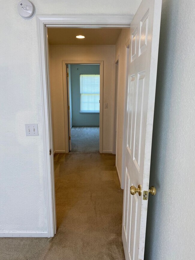 Building Photo - 3 bedroom/2 bathroom single family home!  ...