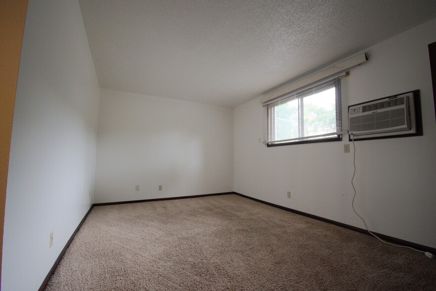 Building Photo - 803 8th St N