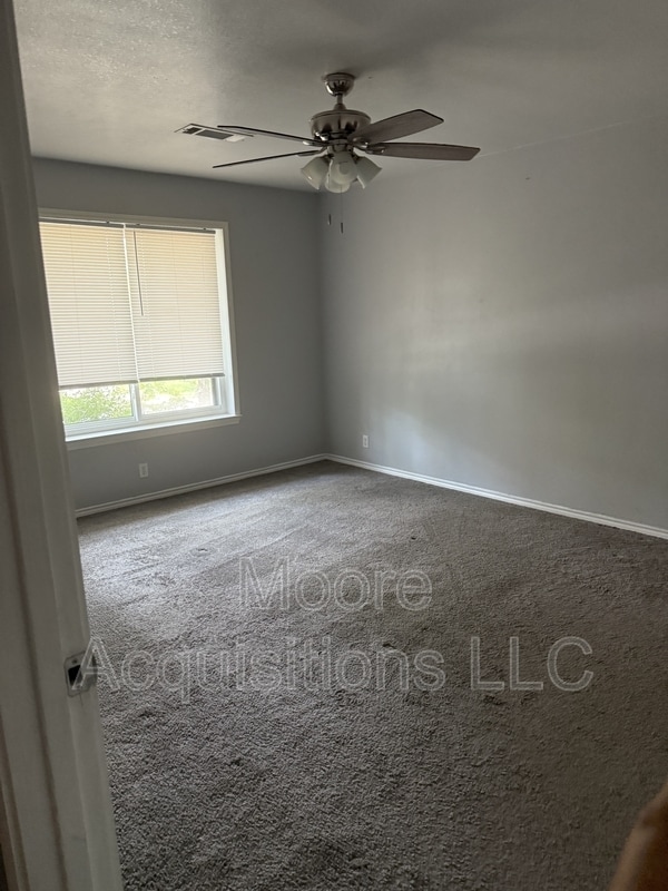 Building Photo - 3601 Oakwood Dr