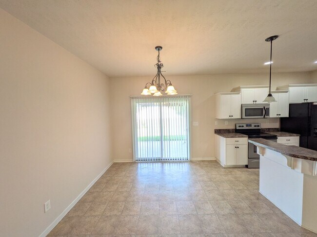 Building Photo - 859 Westlawn Dr