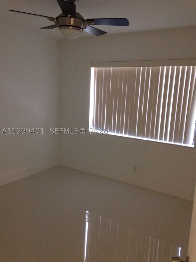 Building Photo - 454 Lakeview Dr