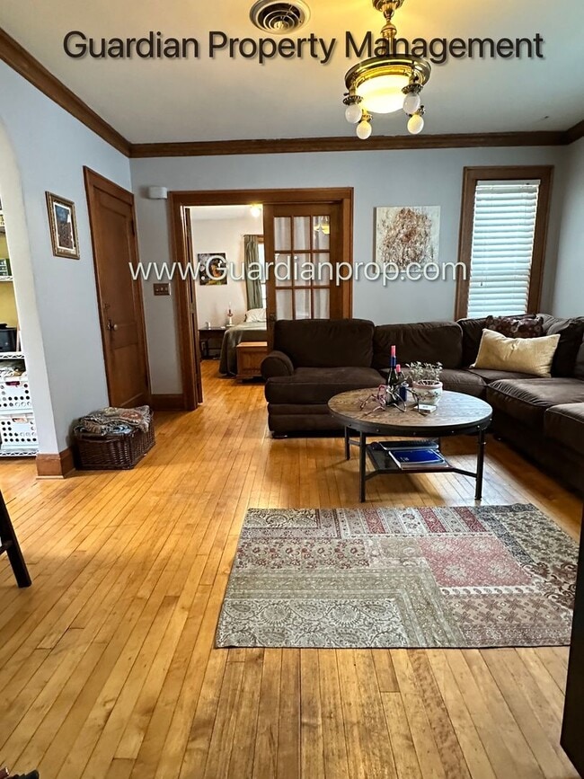 Building Photo - Northeast Spacious Upper Level Duplex, Har...