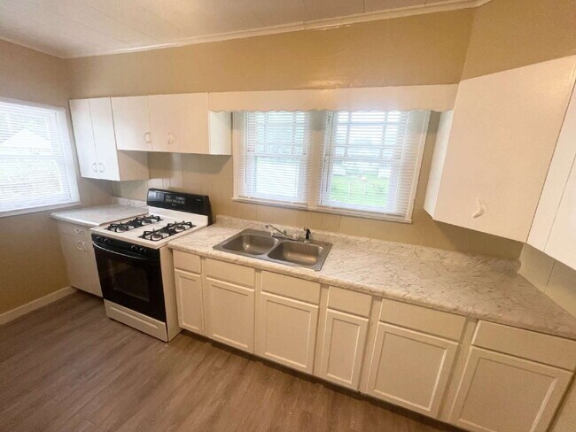Building Photo - 3 Bedroom less than a mile from University of Indianapolis