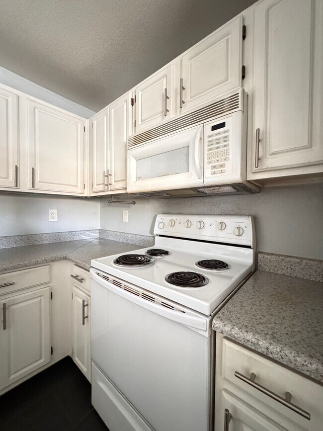 Building Photo - 2nd Floor 2 Bedroom Condo in Gated Community