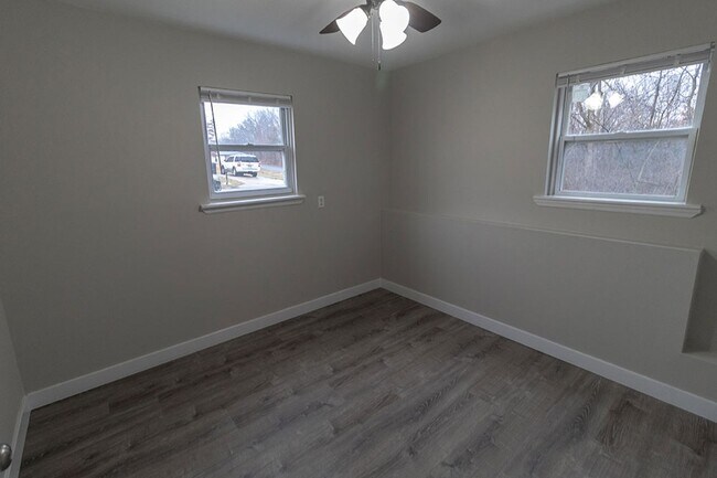 Building Photo - Fully Updated 2 BDR Apartment