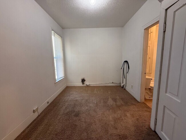Building Photo - 3BR/1BA Anoka Home Available Now!