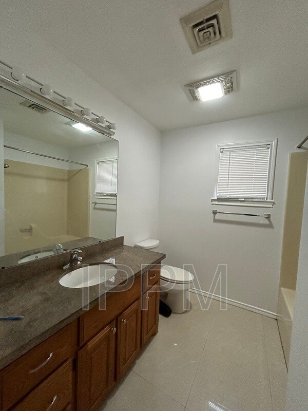 Building Photo - 5610 La Cana Dr