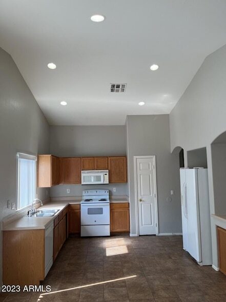 Building Photo - 10783 W Edgemont Ave