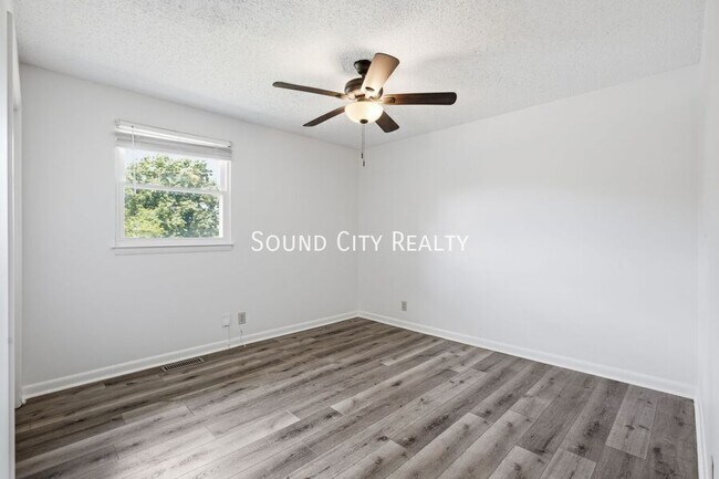 Building Photo - 923 Oak Vale Dr