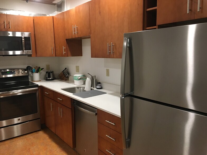 Building Photo - 2318 NE 51st St