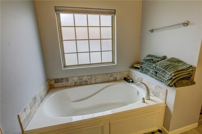 Building Photo - Stunning Edmond Home- Regency Pointe-Neigh...