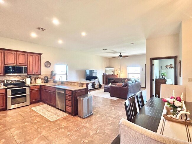 Building Photo - 8470 SW Sun Valley Dr