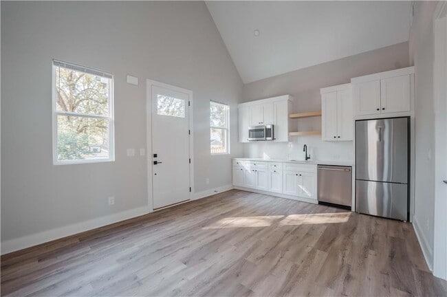 Building Photo - 606 Glenwood Pl SE
