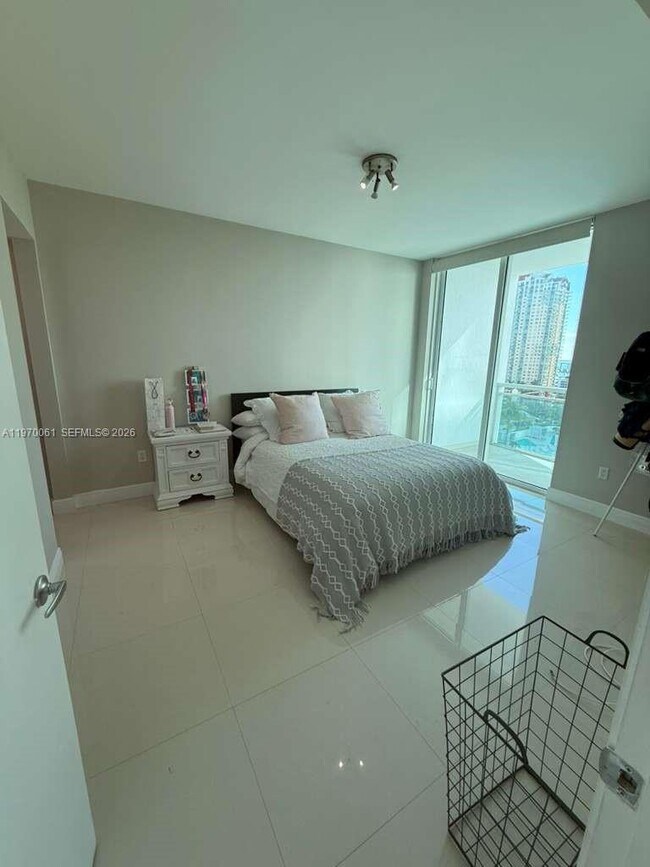 Building Photo - 950 Brickell Bay Dr