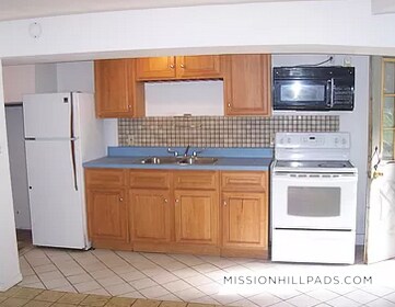 Primary Photo - 688 Parker St