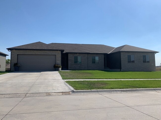Building Photo - Daylight ranch townhome