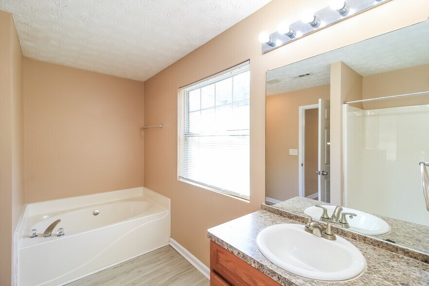 Building Photo - 1403 Lancaster Ct