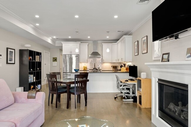 Building Photo - 205 W 8th St