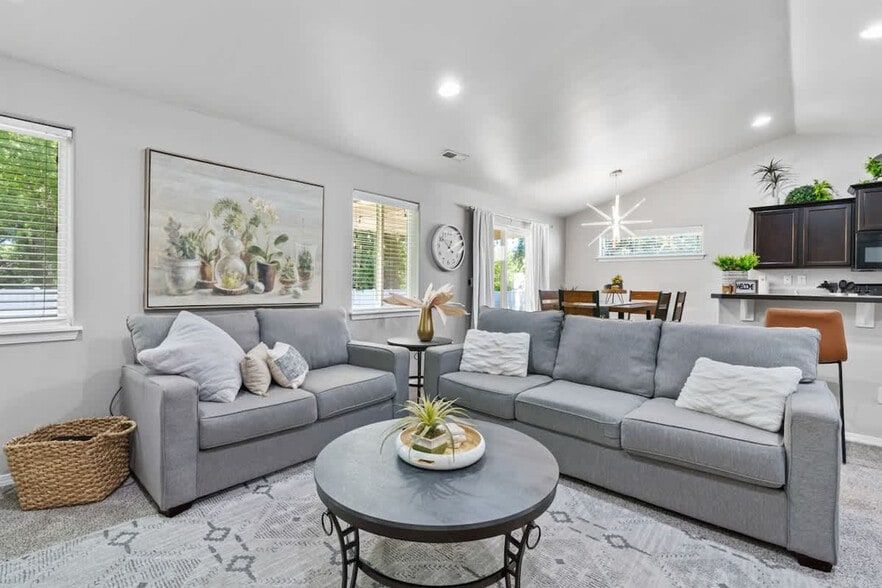 Building Photo - 2023 E Elm Grove Dr