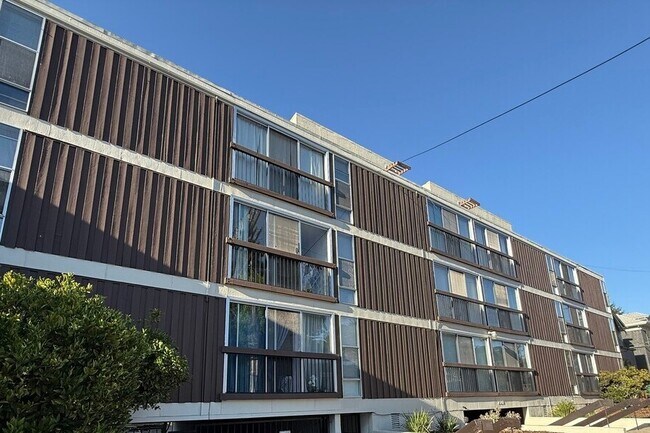 Building Photo - 2211 Carleton St
