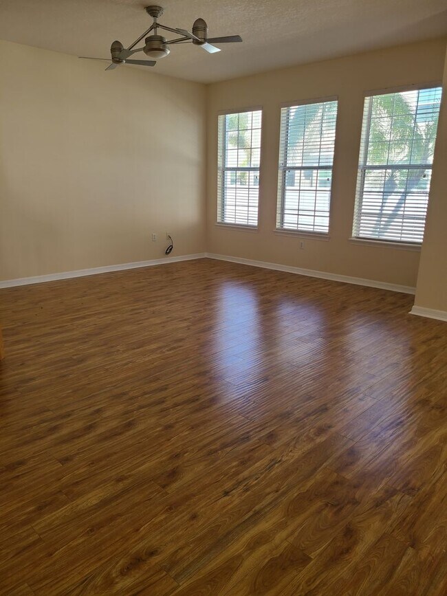 Building Photo - Spacious 3br 2.5ba Townhome in North Saint Petersburg