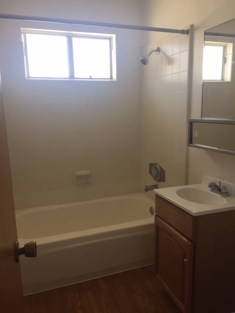 Full Bathroom - 1933 12th St