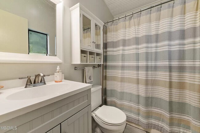 Master on Suite Full Bath - 403 Bechtel Blvd