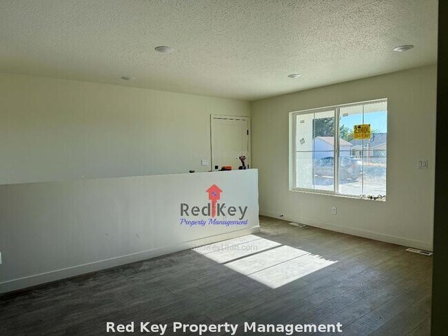 Building Photo - 600 N Duplex NEW