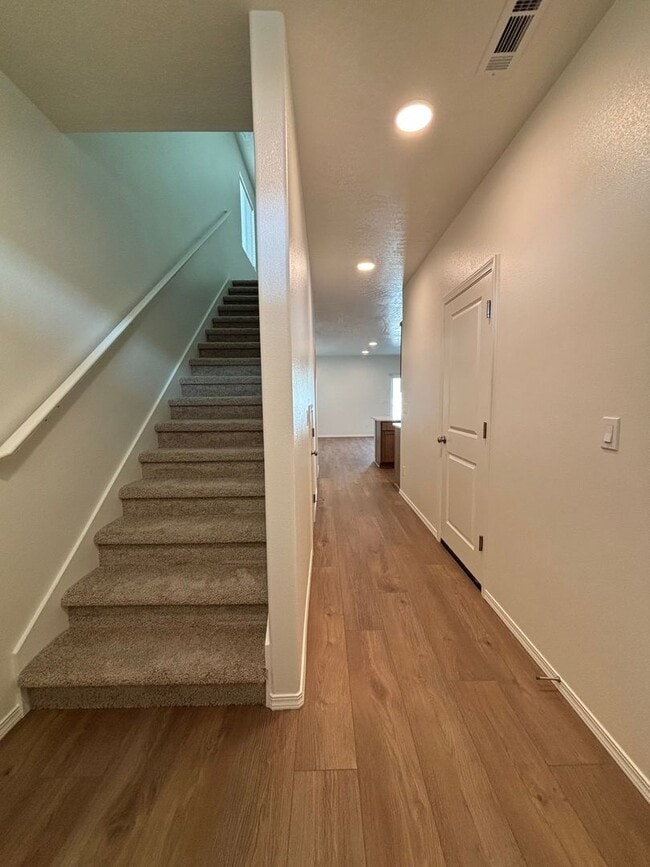 Building Photo - 3 Bedroom 2.5 Bathroom Townhome