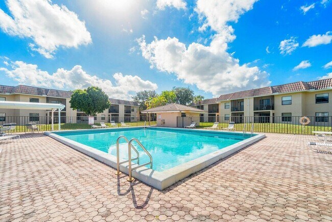 Building Photo - 6736 Palmetto Cir S