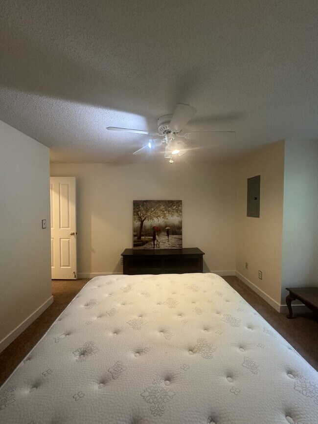 Building Photo - Charming furnished ground level Mountain Condo.