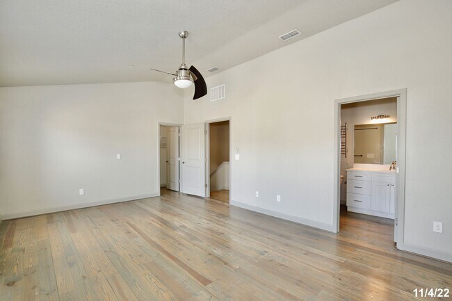 Building Photo - Beautiful 4/4.5 Home with 2 Car Garage in the Heart of Mills-Orlando!