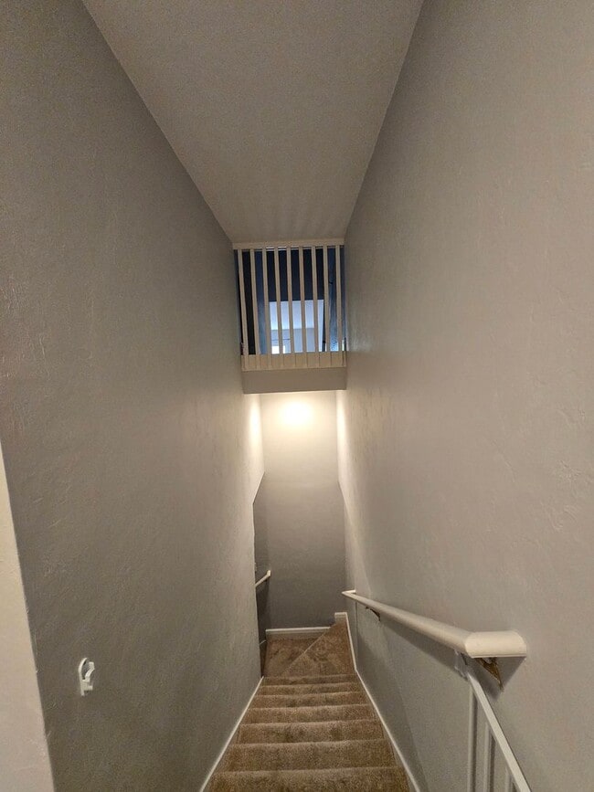 Building Photo - 3BR/3BA Two-Story Quad – Prime Location & Move-In Ready!