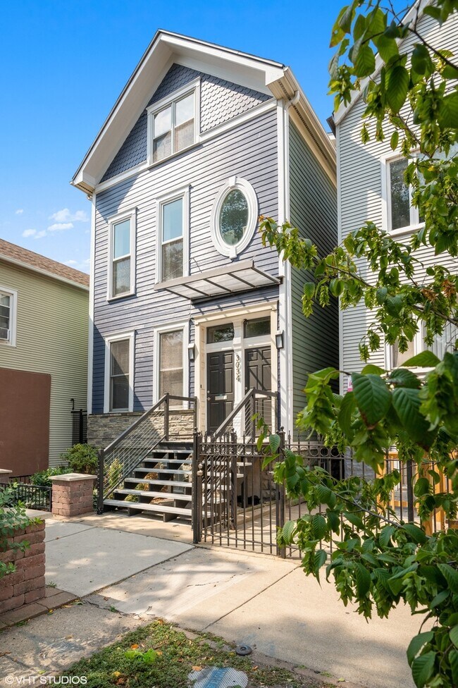 Primary Photo - 3034 N Southport Ave