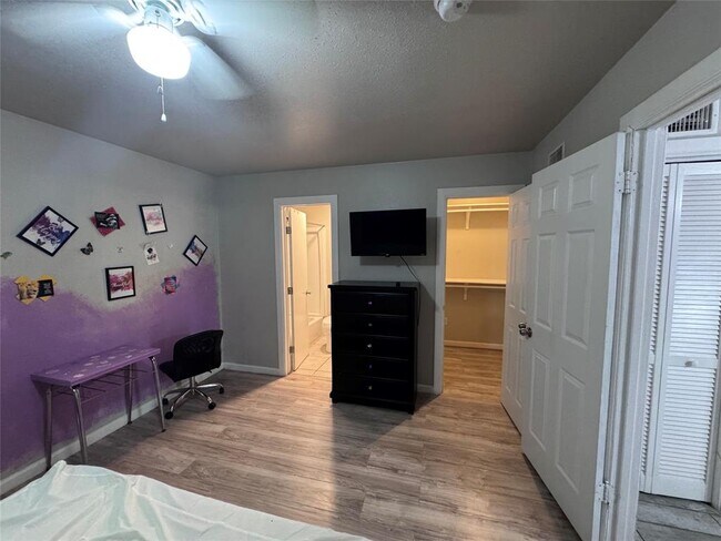 Building Photo - 901 Parmer Ave